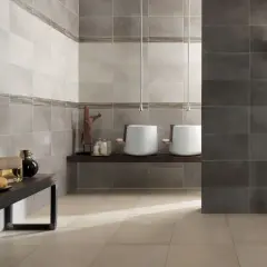Moderne idee bagno con gres porcellanato effetto pietra. Due lavabi sospesi, un mobile con profumi e asciugamani.