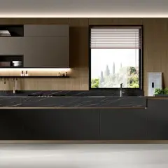Cucina moderna con pensili in legno, piano in marmo nero e una grande finestra che si affaccia su un paesaggio verdeggiante.