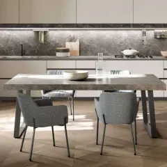 Tavolo moderno con piano in marmo e sedie grigie, ideale per un pranzo conviviale. Le dimensioni del tavolo sono perfette per 6 persone.