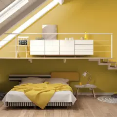 Camera da letto moderna con pareti in varie tonalità di giallo, un letto con coperta gialla e una scala a vista.