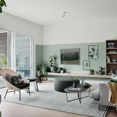 Soggiorno con pareti dipinte in verde salvia, mobili chiari e tessuti naturali. Abbinamenti verde salvia colore che creano un'atmosfera rilassante.