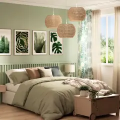 Camera da letto con pareti verdi, quadri botanici, tende tropicali e lampade in rattan. Un esempio di come rinnovare una vecchia camera da letto con stile naturale.