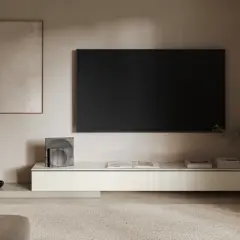 Parete attrezzata moderna con TV a schermo piatto, quadri astratti e complementi d'arredo minimalisti. Idee per arredare parete tv con stile.