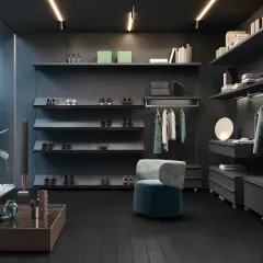 Armadio moderno con mensole aperte per organizzare scarpe e vestiti, senza cassetti. Un invito a organizzare armadio senza cassetti con stile.