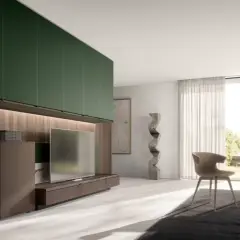 Soggiorno moderno con pensili verde foresta, mobile TV in legno scuro, scultura astratta e tavolo da pranzo con vista sul giardino.