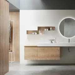 Bagno effetto legno e bianco: mobile sospeso, lavabo bianco, specchio rotondo illuminato e pareti in legno creano un ambiente moderno e accogliente.
