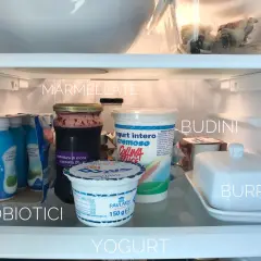 Ecco come organizzare il frigo: yogurt, probiotici, marmellate, budini e burro ben disposti per un facile accesso.