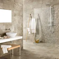 Bagno moderno con doccia senza piatto, lavabo a ciotola e specchio rettangolare. Asciugamani bianchi su scala di legno.