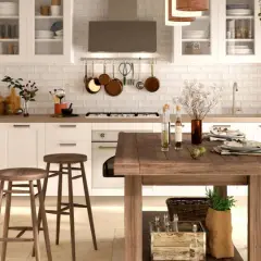 Cucina luminosa con pavimento in cotto, mobili bianchi, isola in legno e dettagli rustici. Perfetti abbinamenti cucine con pavimento in cotto per un ambiente caldo.