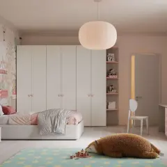 Camera ragazza aesthetic con carta da parati circense, letto rosa, armadio bianco e un peluche a forma di orso sul tappeto stellato.