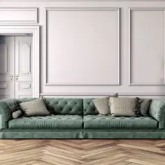Divano verde bosco con cuscini beige, abbinamenti eleganti in un salotto classico con parquet.