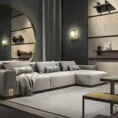 Moderne soluzioni parete dietro divano: un grande specchio rotondo e mensole minimaliste creano un ambiente elegante.