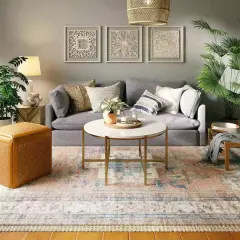 Un tavolino rotondo in marmo con vassoio decorativo, ideale per idee su cosa mettere sul tavolino del salotto.