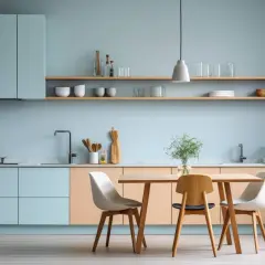 Cucina moderna con mobili azzurri e legno chiaro. I colori cucina creano un'atmosfera rilassante, con mensole a vista e un tavolo da pranzo.