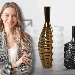 Donna sorridente con giacca a quadri accanto a vasi decorativi: idee per riempire vasi di vetro alti con stile moderno.