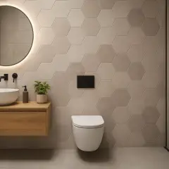 Bagno moderno con piastrelle esagonali beige, lavabo sospeso in legno e specchio rotondo illuminato. Idee bagno piastrelle per un look sofisticato.