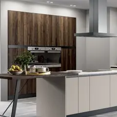 Elegante cucina grigio e legno con isola centrale, bancone snack e vista sul verde.