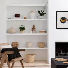 Idee per cosa mettere sulle mensole in camera da letto: vasi, piante, libri e decorazioni in stile boho chic.