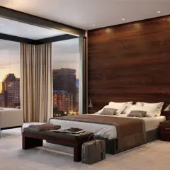 Elegante parete dietro letto in legno scuro, con vista panoramica sulla città al tramonto. Idee d'arredo moderne e raffinate.