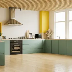 Cucina moderna con **pareti cucina verde oliva**, piano in legno e dettagli gialli.