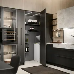 Un moderno angolo cucina con elettrodomestici integrati, una dispensa aperta e finiture eleganti.