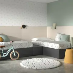 Soluzione cameretta piccola 2 letti: due letti singoli con contenitore, bici, pallone e libreria.