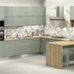 Elegante cucina verde malva con isola in legno, elettrodomestici in acciaio e sgabelli rosa.