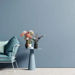 Divano turchese e tavolino con fiori su sfondo blu polvere, un'ispirazione per una moderno pittura cameretta.