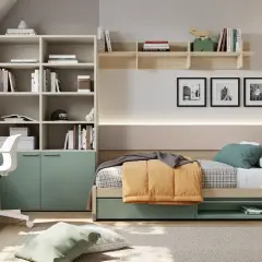 Soluzione moderna per arredare cameretta: letto con contenitore, scrivania, libreria e armadi verdi menta.