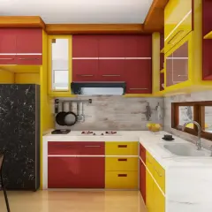 Cucina gialla e rossa con elettrodomestici moderni, piano di lavoro in marmo e un frigorifero nero con venature.