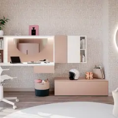 Moderna postazione trucco con specchio rotondo illuminato, scrivania bianca e rosa, sedia, cestini e decorazioni.
