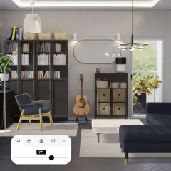 Arredamento studio casa: soggiorno moderno con divano blu, librerie, poltrona, chitarra e un pannello di controllo temperatura.