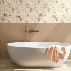 Bagno moderno con vasca freestanding e pareti decorate con eleganti maioliche floreali. Un'oasi di relax con idee bagno con maioliche.