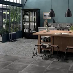 Cucina con isola in legno, sgabelli, vetrata e pavimenti con idee piastrelle cucina effetto pietra e decoro vintage.