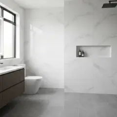 Bagni moderni con doccia a pavimento, doppio lavabo, specchio illuminato e nicchia portaoggetti.