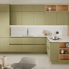 Elegante cucina verde e legno con isola, pensili a giorno e zona studio integrata.