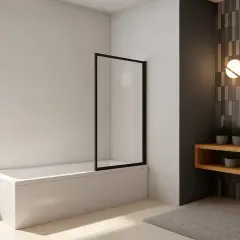 Bagno moderno con vasca e doccia integrate, separata da un pannello in vetro nero. Finestra luminosa, mobile lavabo in legno e specchio rotondo.