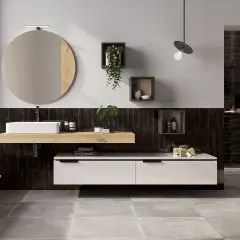 Bagno moderno con piastrelle nere verticali, lavabo bianco su mensola in legno, specchio rotondo e mobile sospeso. Idee bagno nero e legno per un look sofisticato.