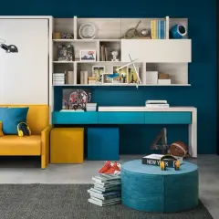 Camera ragazzo 14 anni: divano giallo, scrivania blu, libreria con oggetti sportivi e una lavagna con la scritta "Follow your instincts".