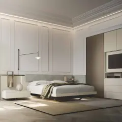 Camera da letto moderna con pareti decorate, letto king-size, comodini minimalisti e armadio a muro. Ottime idee pareti camera da letto moderna.