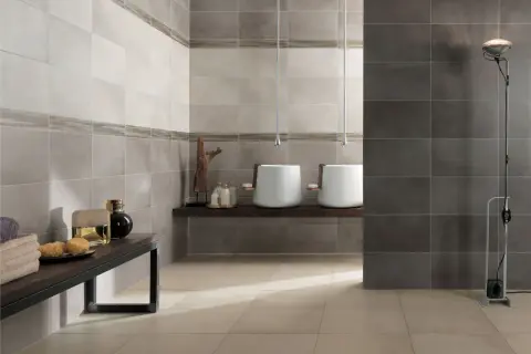 Moderne idee bagno con gres porcellanato effetto pietra. Due lavabi sospesi, un mobile con profumi e asciugamani.