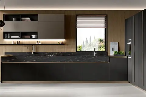 Cucina moderna con pensili in legno, piano in marmo nero e una grande finestra che si affaccia su un paesaggio verdeggiante.