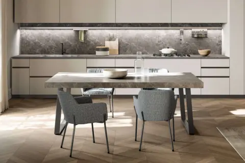 Tavolo moderno con piano in marmo e sedie grigie, ideale per un pranzo conviviale. Le dimensioni del tavolo sono perfette per 6 persone.