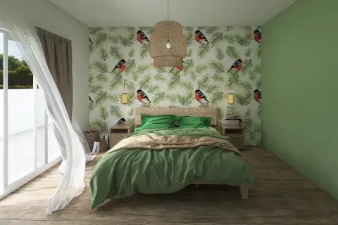 Camera da letto con carta da parati a tema uccelli e pigne. Lenzuola verde oliva e coperta color sabbia. Tende bianche svolazzanti.