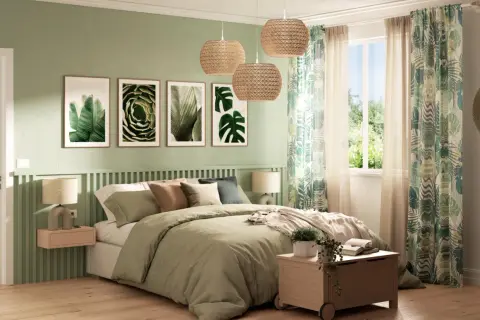 Camera da letto con pareti verdi, quadri botanici, tende tropicali e lampade in rattan. Un esempio di come rinnovare una vecchia camera da letto con stile naturale.