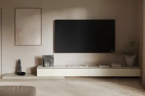 Parete attrezzata moderna con TV a schermo piatto, quadri astratti e complementi d'arredo minimalisti. Idee per arredare parete tv con stile.