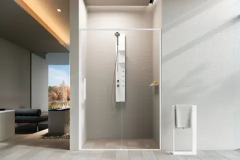 Doccia moderna con pannello idromassaggio e soffione a pioggia. Un esempio di idee doccia bagno per un ambiente rilassante.