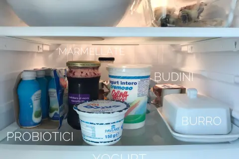 Ecco come organizzare il frigo: yogurt, probiotici, marmellate, budini e burro ben disposti per un facile accesso.