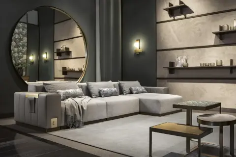 Moderne soluzioni parete dietro divano: un grande specchio rotondo e mensole minimaliste creano un ambiente elegante.