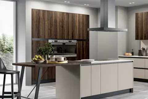 Elegante cucina grigio e legno con isola centrale, bancone snack e vista sul verde.